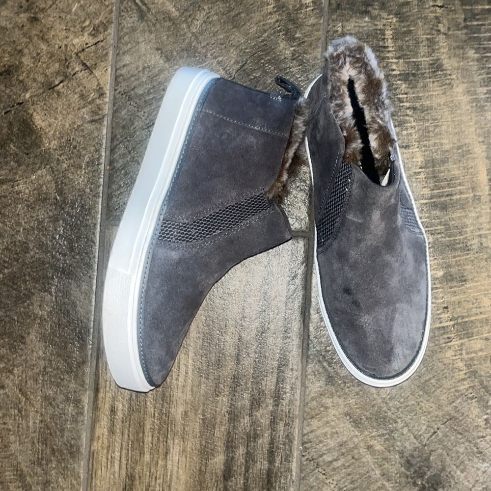 Toms grey suede leather boots w/ fur, in excellent condition
